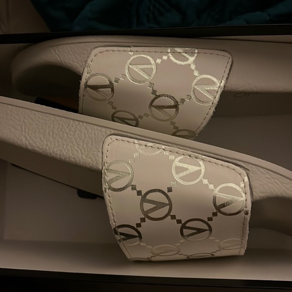 Slide sandals great for the beach or everyday use. Very fashionable